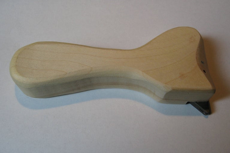 Grattoir à vitre avec manche en bois