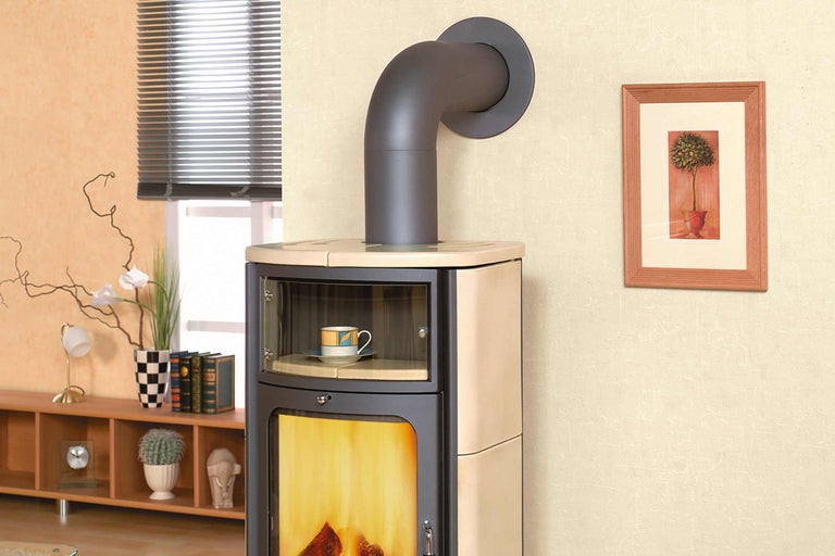 Poêle de cheminée dans le salon avec conduit de fumée