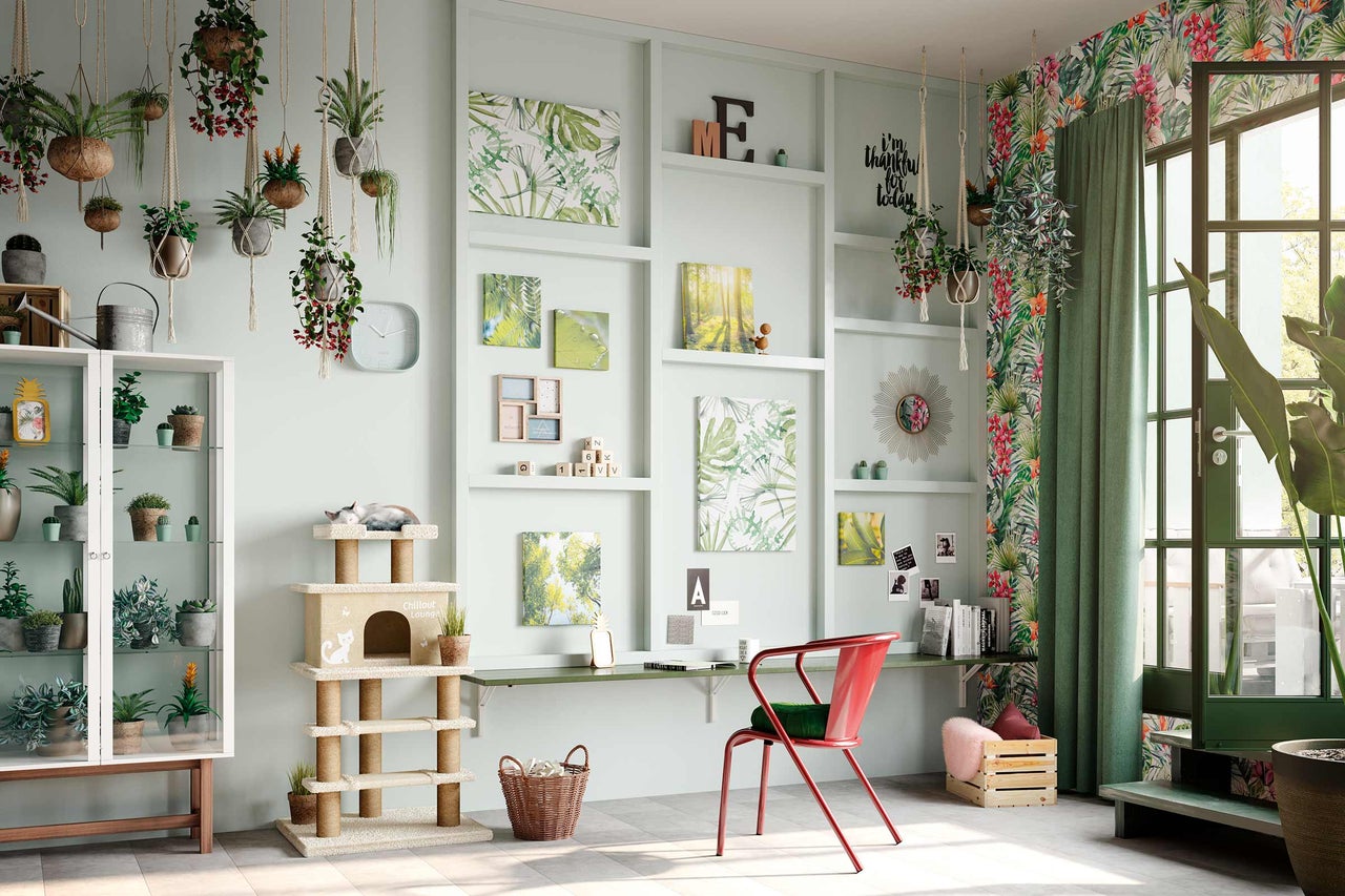 Idée d'aménagement pour un bureau avec des étagères, un bureau, une chaise, un arbre à chat et des plantes d'intérieur