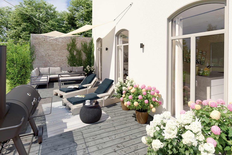 Extérieur avec barbecue, mobilier de jardin, voile d'ombrage et plantes fleuries sur une terrasse en bois