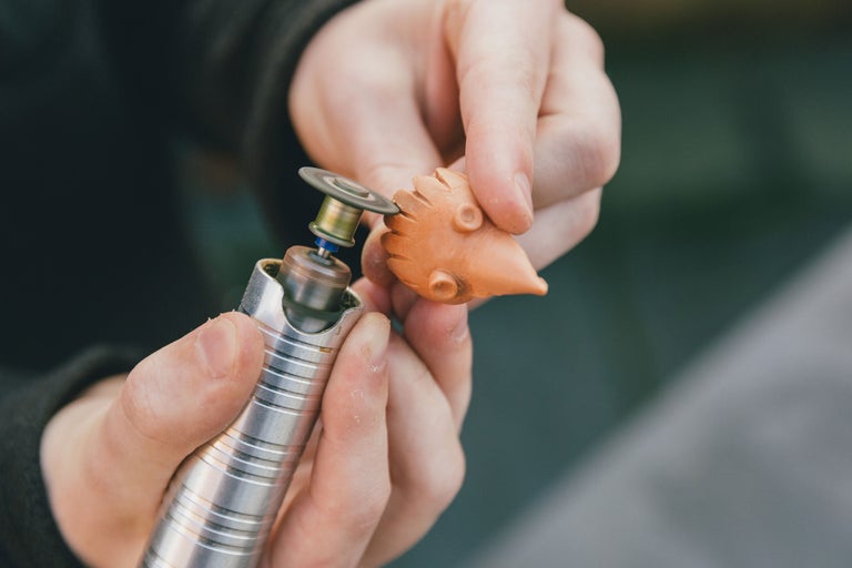 Nahaufnahme eines rotierenden Werkzeugs beim Bearbeiten einer kleinen Figur