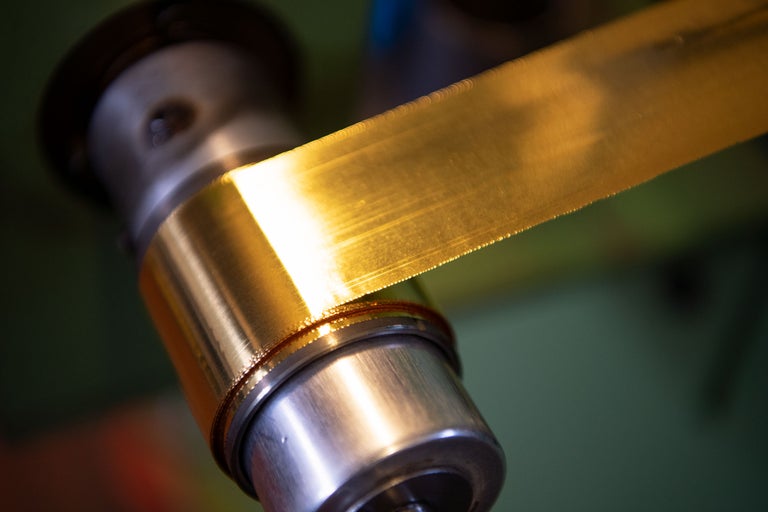 Gros plan d'une bobine métallique avec du ruban adhésif