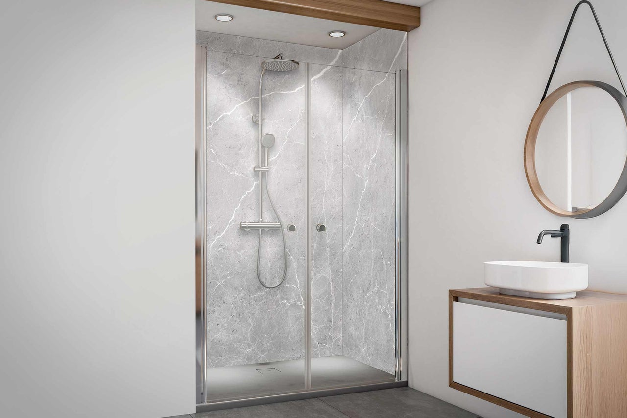 Badezimmer mit Duschkabine, Waschbecken und Spiegel
