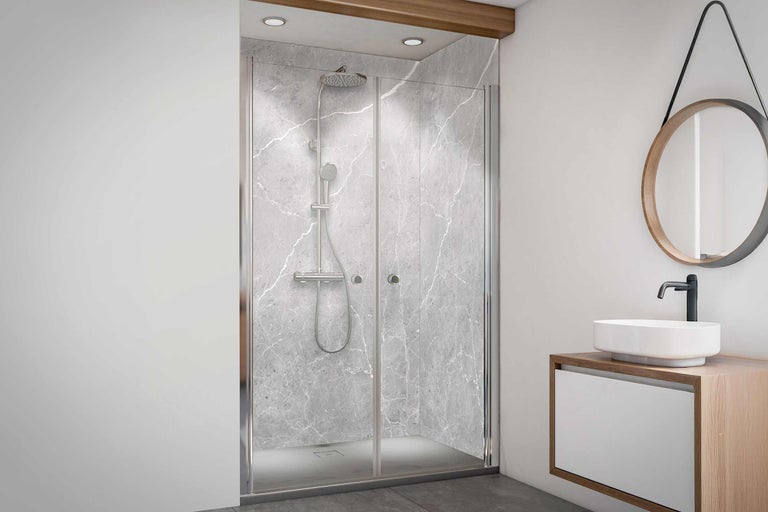 Salle de bain avec cabine de douche, lavabo et miroir