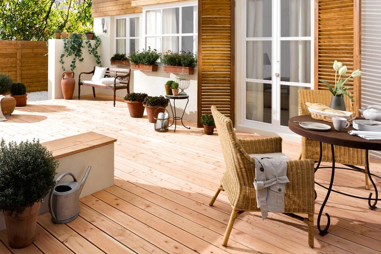 Terrasse avec plancher en bois, mobilier de jardin et plantes