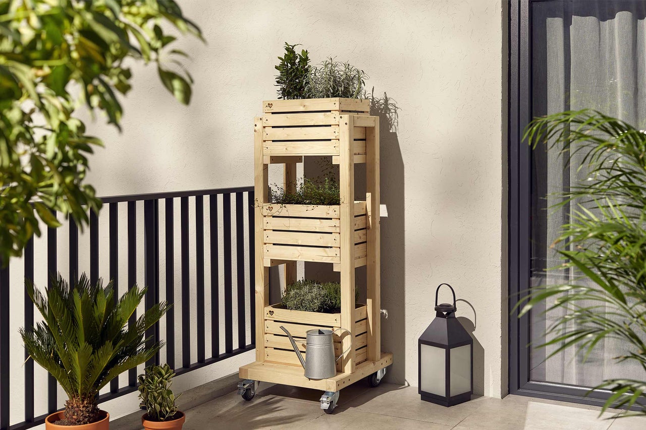 Holzpflanzregal mit drei Ebenen und Rollen für den Balkon mit Giesskanne und Laterne
