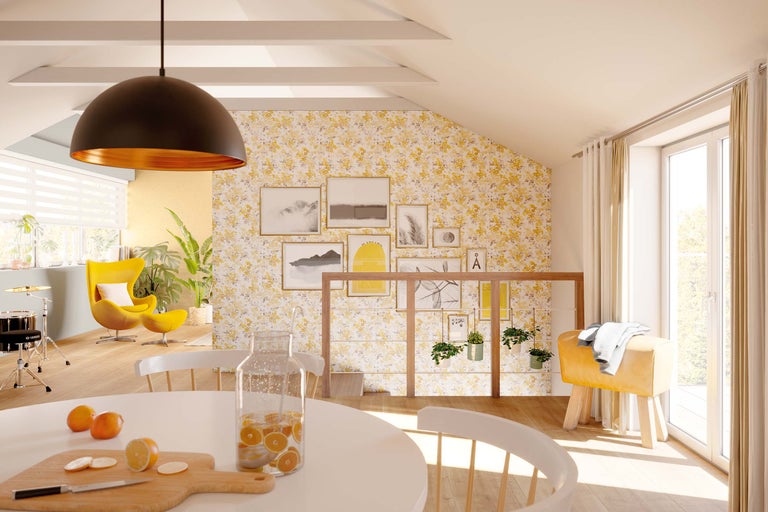 Heller, modern eingerichteter Wohnraum mit gelber Akzentwand, Esstisch, Leuchte und Sitzgelegenheiten.