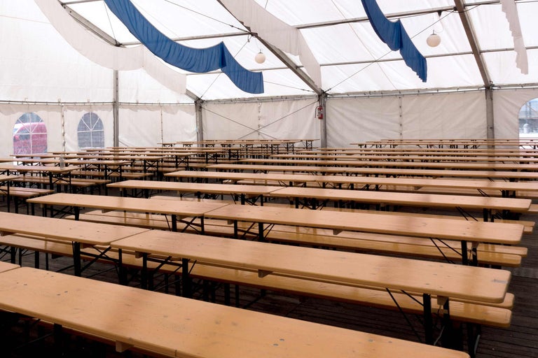 Tente de fête avec jeux de tables de bière pour événements