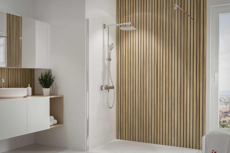 Salle de bain moderne avec douche, lavabo et lambris en bois