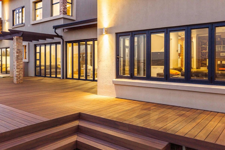 Terrasse avec marches en bois et portes pliantes