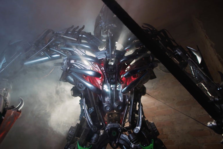 Une figurine de robot en métal avec des détails mécaniques apparents