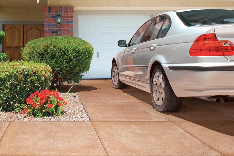 Allée avec pavés, garage et voiture