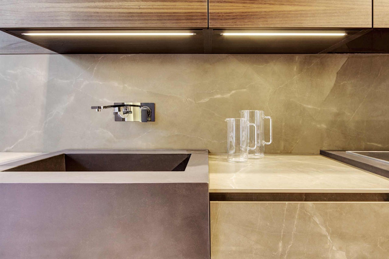 Scène de cuisine avec évier, robinet et cruches en verre