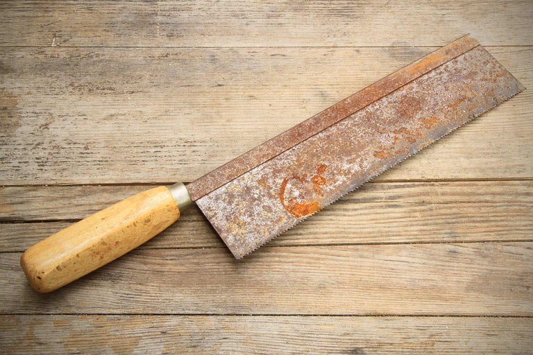 Scie à main avec manche en bois sur table en bois