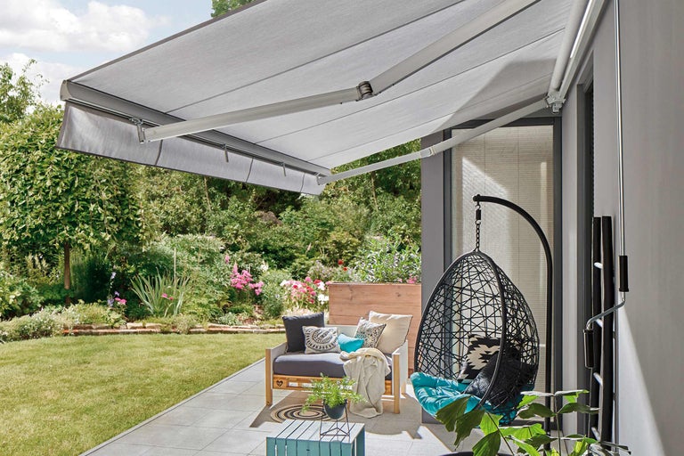 Terrasse mit Markise, Sitzgelegenheit und Hängekorb