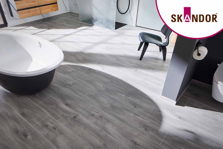 Salle de bain moderne avec baignoire îlot et plancher en bois de Skandor