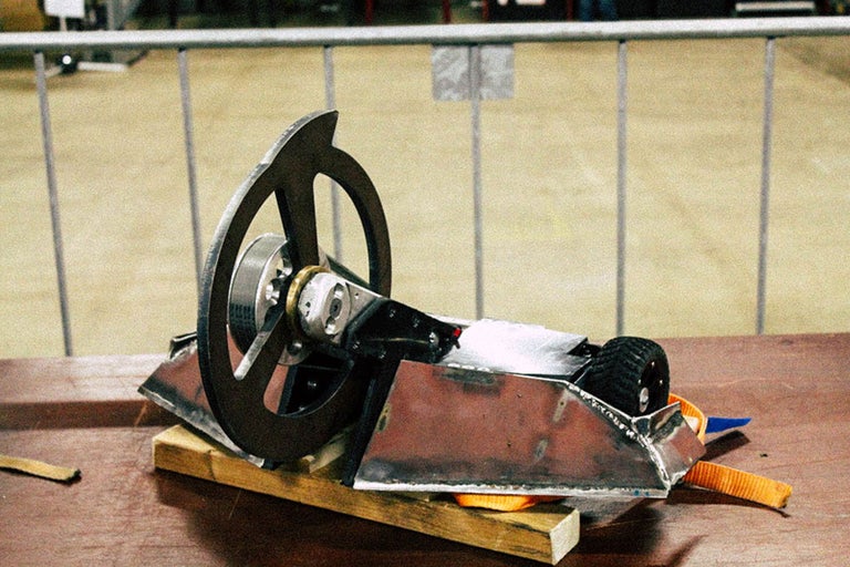 Robot de combat robotique avec roue rotative