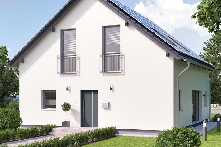 Vue d'une maison individuelle avec des panneaux solaires sur le toit