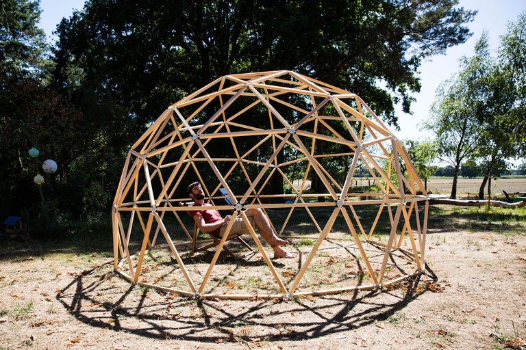 Geodätischer Dom aus Holz mit Mann im Garten
