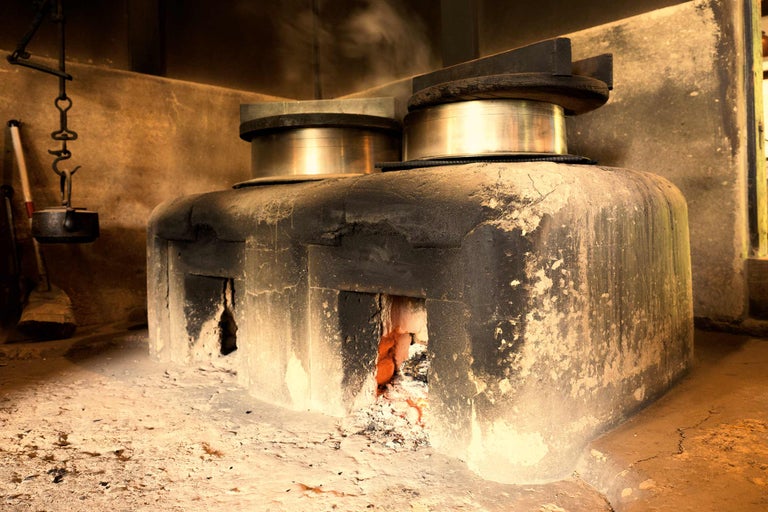 Four Kamado japonais traditionnel avec deux plaques de cuisson et feu de bois