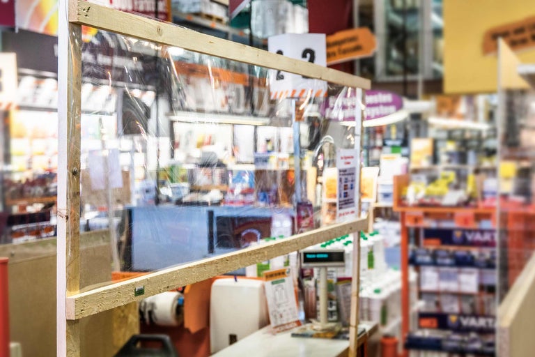 Protection visuelle en bois et plastique transparent pour la protection contre les infections par gouttelettes