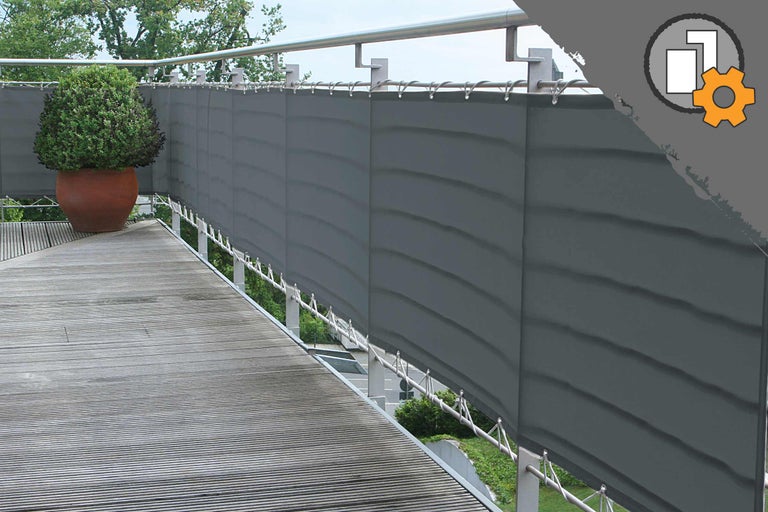 Terrasse avec pare-vue et bac à plantes