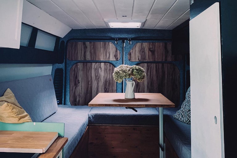 Intérieur d'un fourgon aménagé avec lit et table