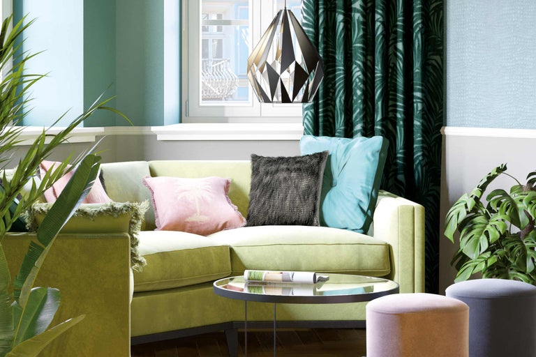 Wohnzimmer mit Sofa, Kissen, Tisch und Dekoration