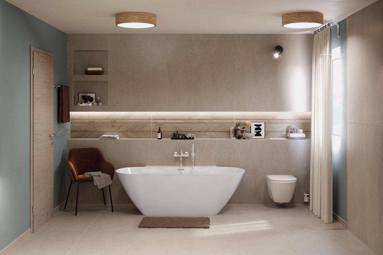 Salle de bain avec baignoire, toilettes, chaise et carrelage