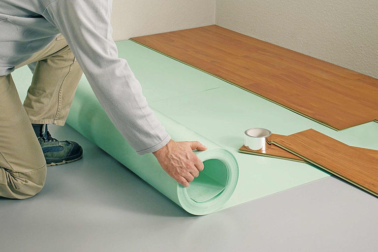 Pose de sol stratifié avec isolation phonique, présenté dans une scène d'intérieur