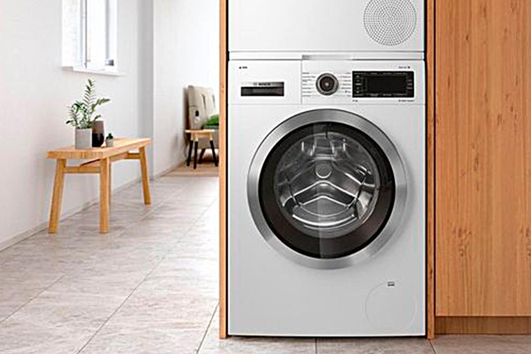 Lave-linge et sèche-linge en colonne dans la salle de bain