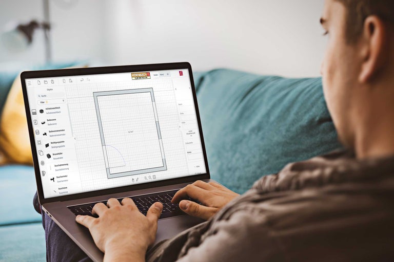 Ein Mann benutzt einen Laptop mit der Hornbach Badplaner Software zur Badplanung.