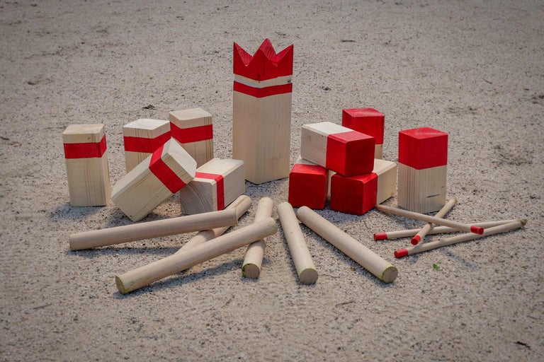 Jeu de Kubb en bois avec bâtons de lancer, blocs et roi