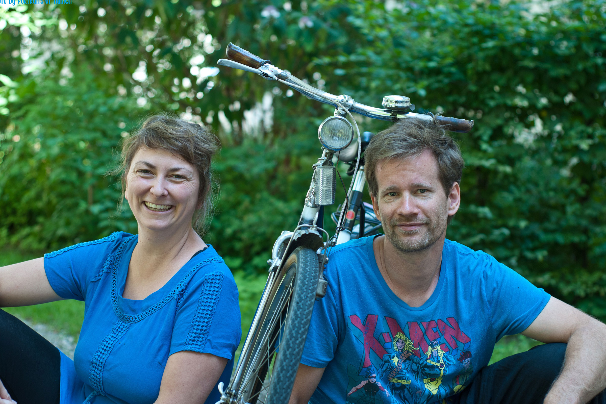 Femme et homme assis devant un vélo