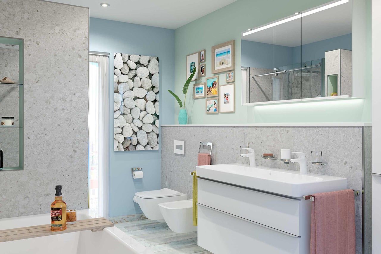 Modernes Badezimmer mit Toilette, Bidet, Waschtisch, Spiegel und Badewanne