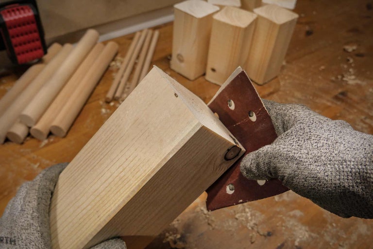 Pied en bois en cours de ponçage