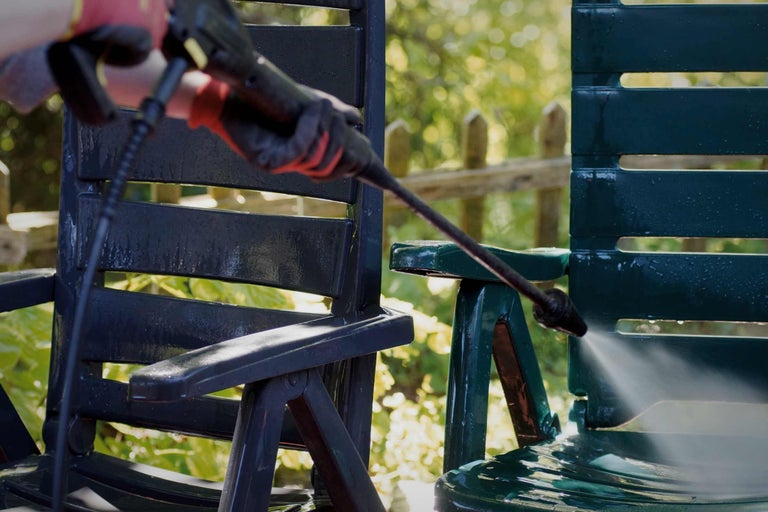 Gartenmöbel reinigen