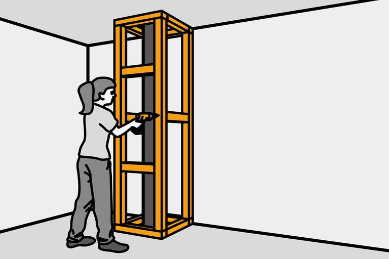 Illustration d'une femme fixant une construction en bois à un mur avec une visseuse sans fil.