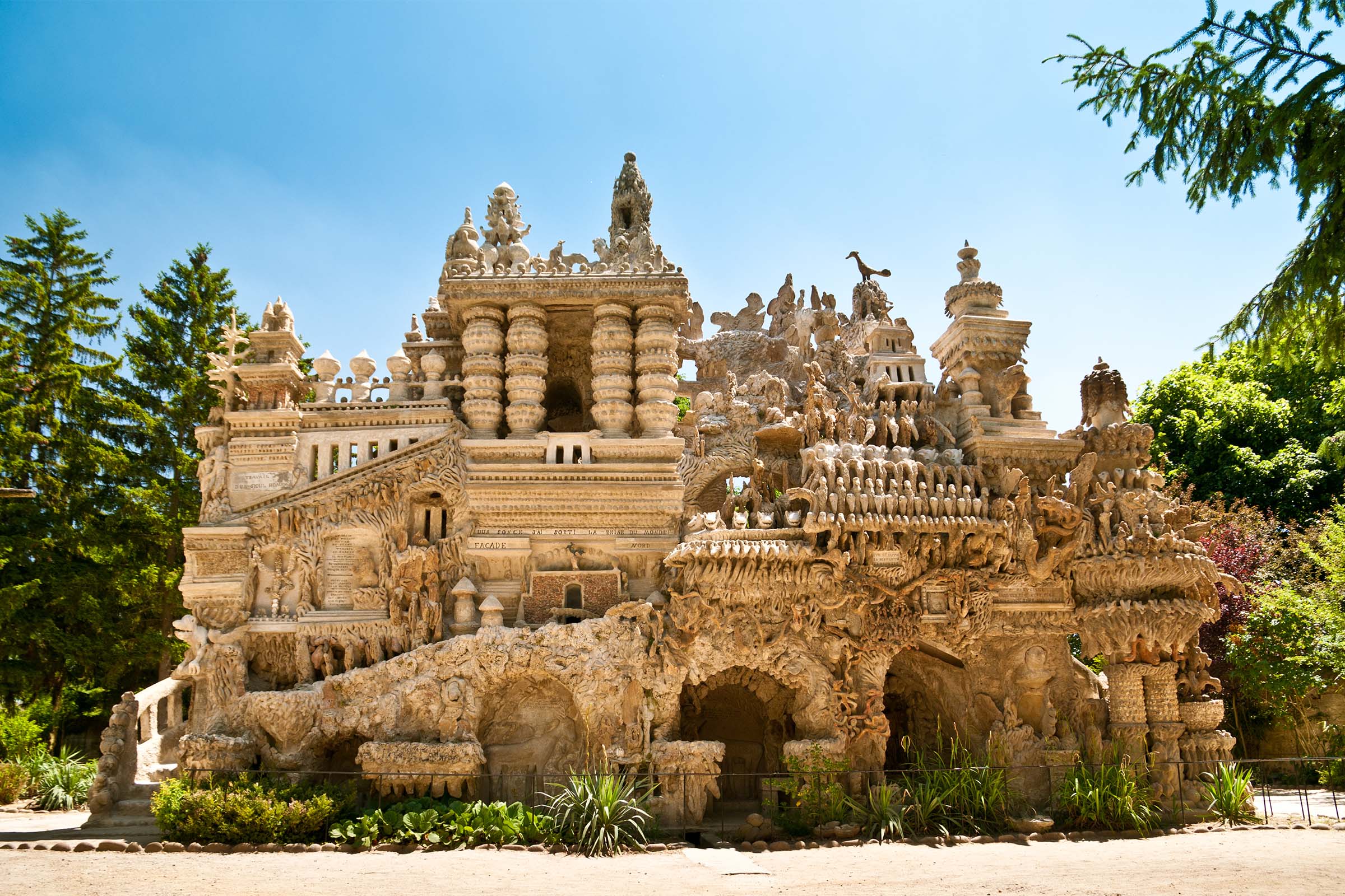 Bâtiment imaginaire en pierre et mortier dans le jardin