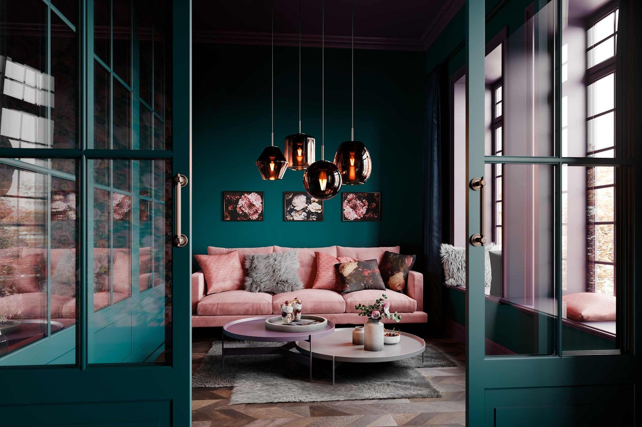 Salon avec canapé, tables basses et suspensions