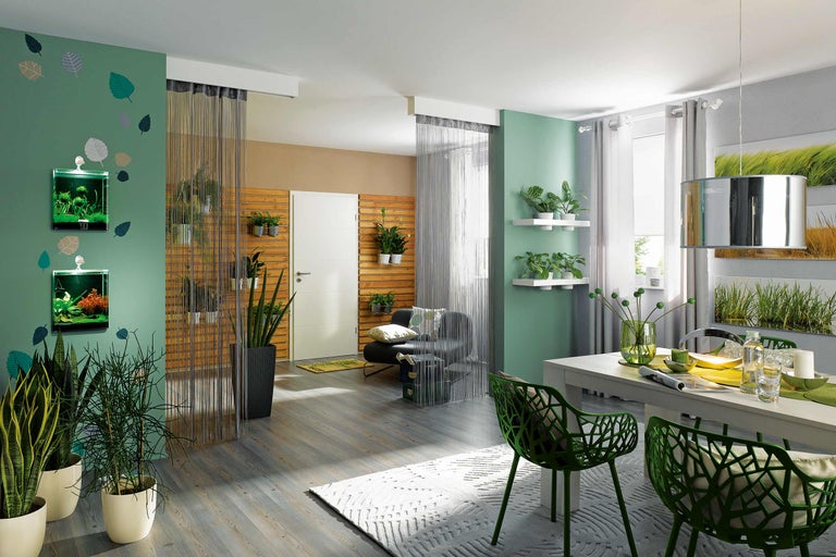 Espace de vie avec table à manger, chaises, plantes et décoration