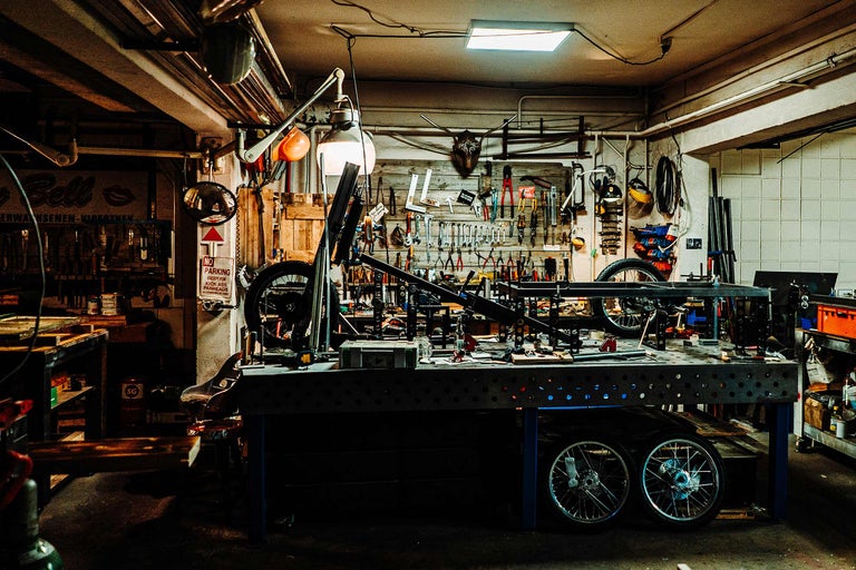Atelier avec outils, établi et cadre de moto