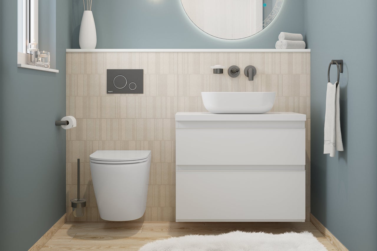 Salle de bains moderne avec meuble sous-lavabo blanc, vasque à poser, WC suspendu et miroir lumineux rond sur carrelage clair.