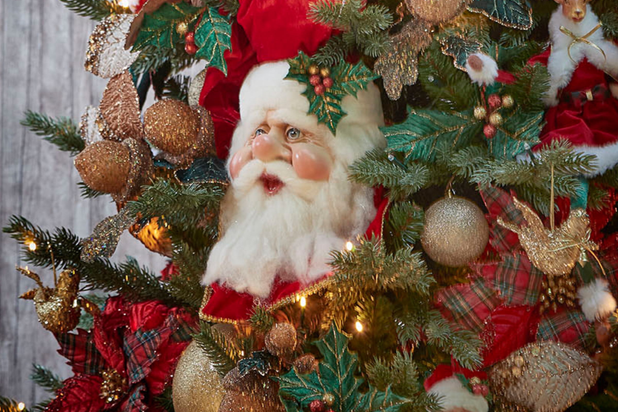 Geschmückter Weihnachtsbaum mit Weihnachtsmannfigur und Christbaumschmuck