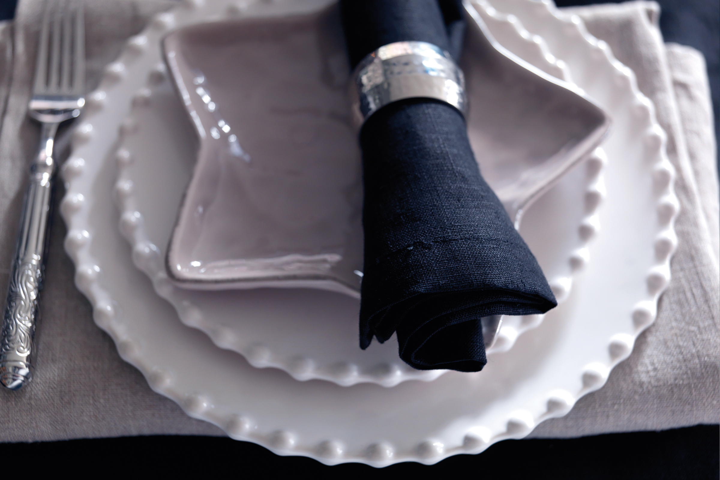 Gedeckter Tisch mit Teller, Serviette und Besteck