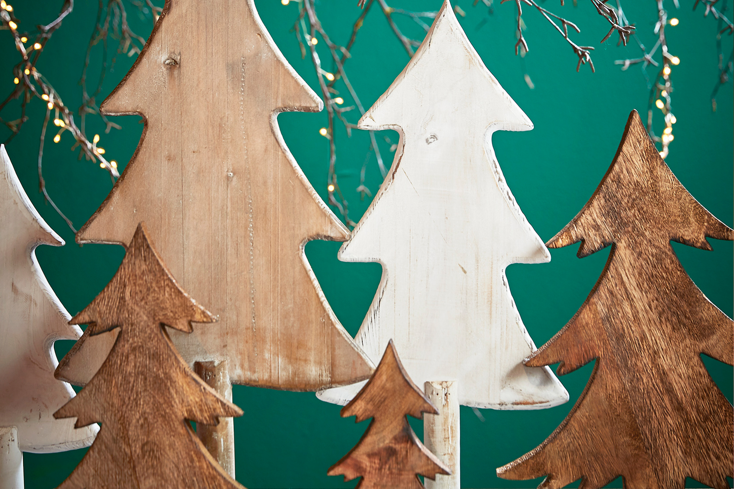 Dekorative Weihnachtsbäume aus Holz