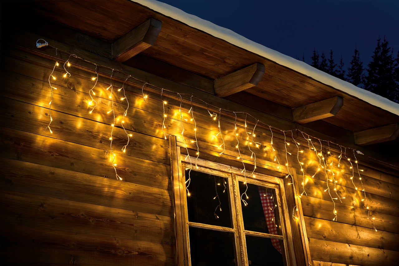 Façade de maison en bois avec fenêtre et guirlande lumineuse décorative