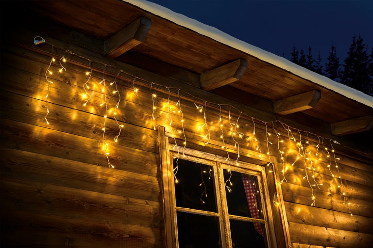 Holzhausfassade mit Fenster und Lichterkette zur Dekoration