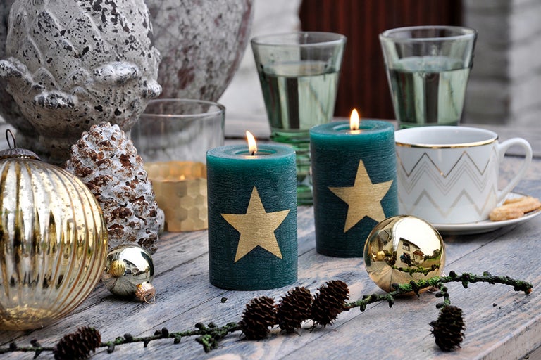Décoration de table festive avec bougies, boules et tasses sur une table en bois