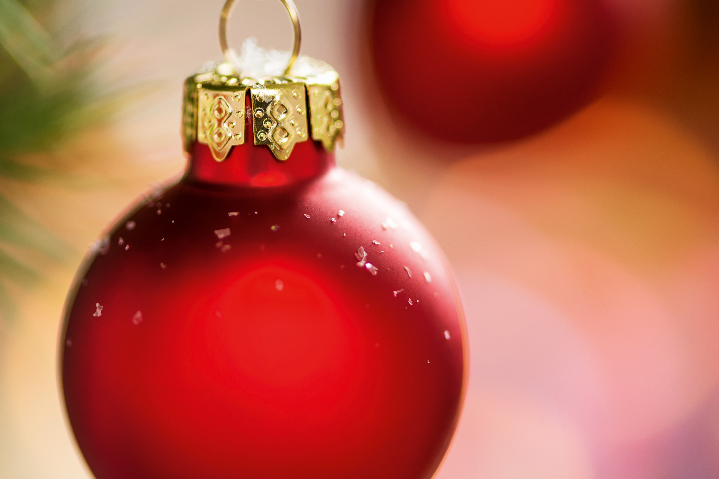 Rote Christbaumkugel mit goldfarbener Aufhängung